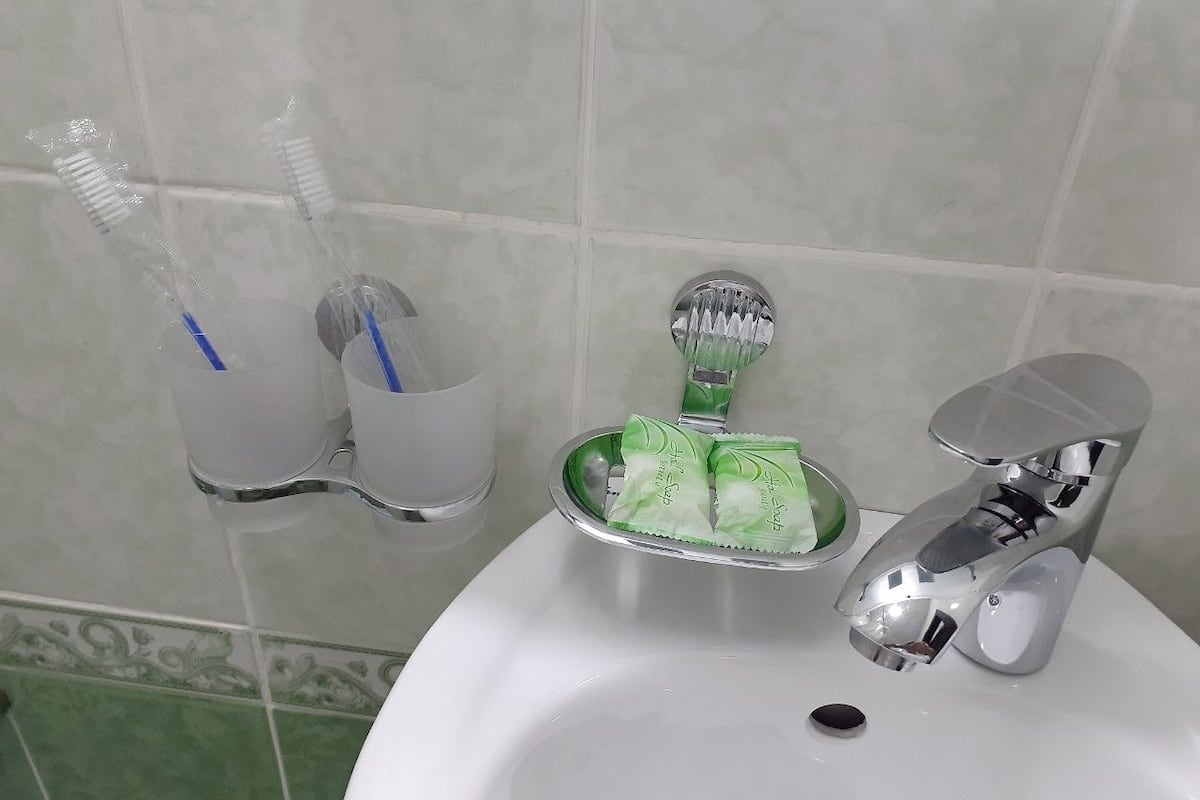 Shower, rainfall showerhead, free toiletries, hair dryer