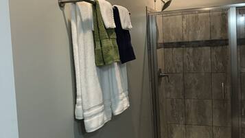 Douche, sĂšche-cheveux, serviettes fournies, savon