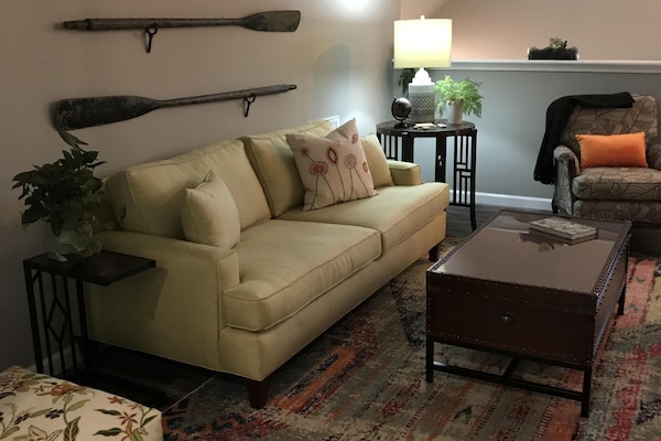 Spacious living room with pull out sofa.