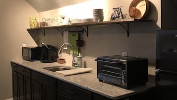 Réfrigérateur, micro-ondes, plaque de cuisson, cafetiÚre/bouilloire