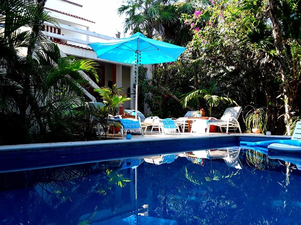 Outdoor pool, pool umbrellas, sun loungers - Casa Amor Del Sol (Tulum)