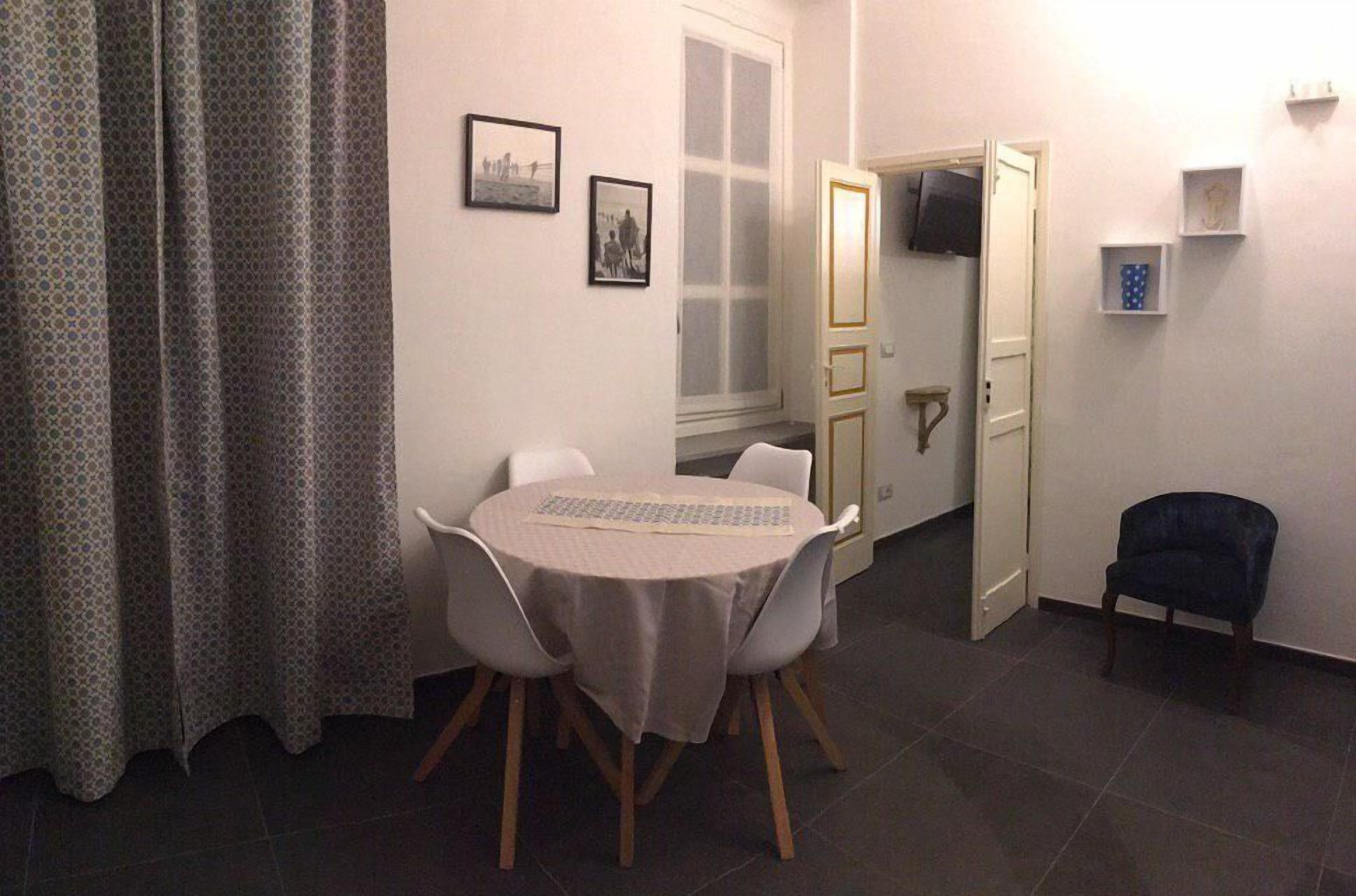 Quarto família, várias camas, vista para a cidade | Área de estar | Smart TV