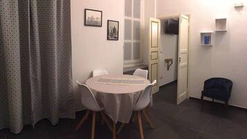 Quarto família, várias camas, vista para a cidade | Área de estar | Smart TV