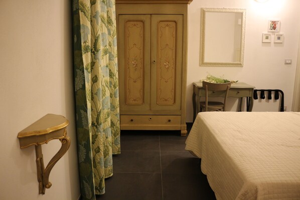 Family Room, Multiple Beds, City View