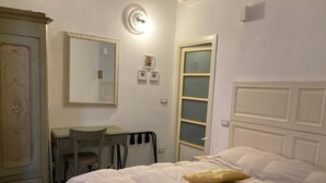 Ein Schlafzimmer mit einem Bett, einem Schreibtisch und einem Stuhl.