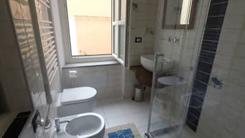 Camera luna di miele, 1 letto queen, vista città | Bagno | Doccia, soffione a pioggia, asciugacapelli, accappatoio