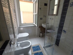 Honeymoon Room, 1 Queen Bed, City View | Bathroom