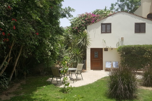 chalet private garden with outdoor seating & relax long chairs, 4km from Sphinx