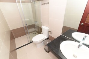 Buồng tắm vòi sen, đồ dùng nhà tắm miễn phí, máy sấy tóc 