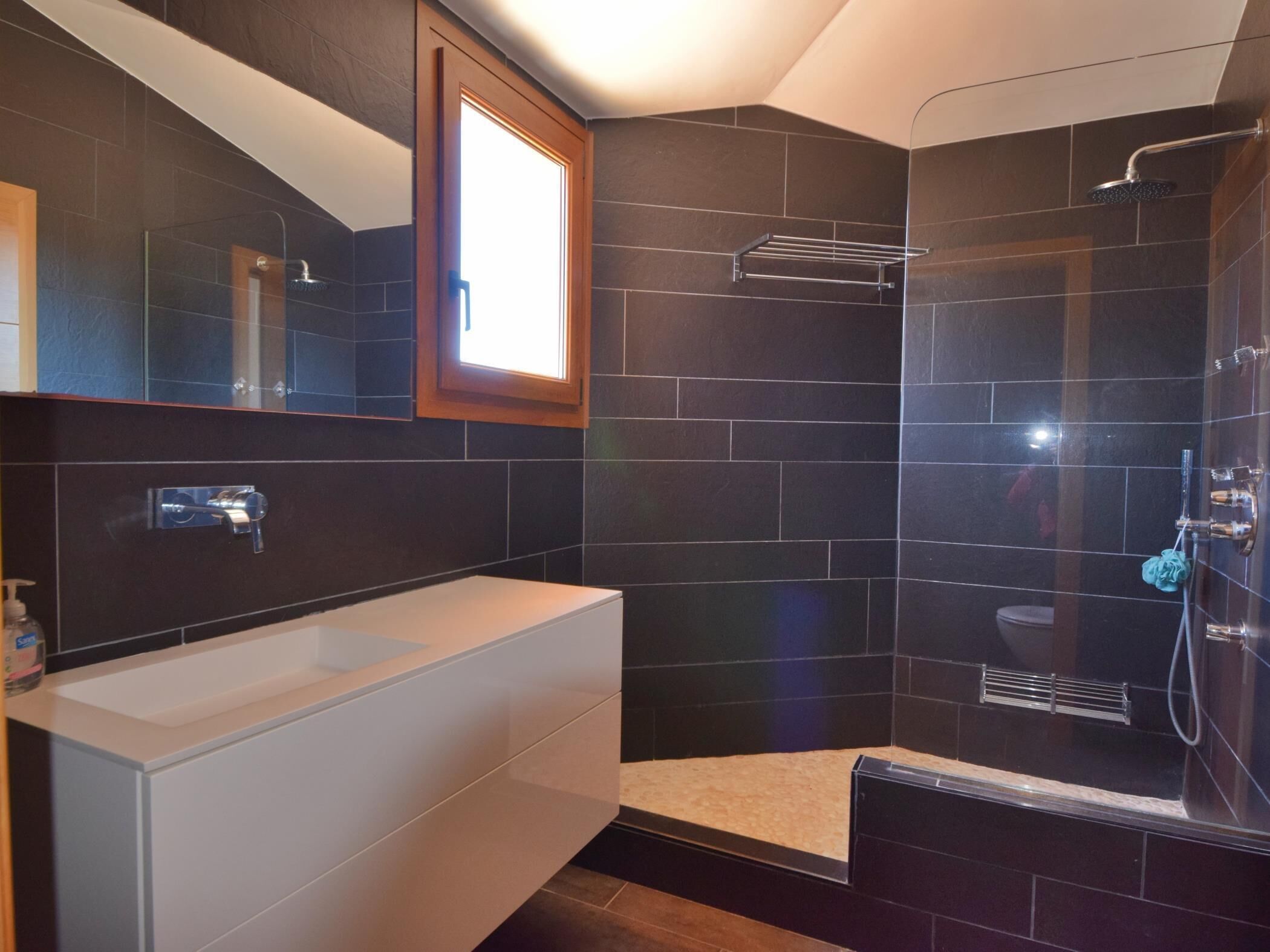 Baignoire, séchoir à cheveux, serviettes fournies