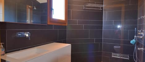 Baignoire, séchoir à cheveux, serviettes fournies