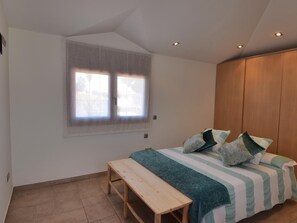 4 habitaciones, tabla de planchar con plancha, internet y ropa de cama