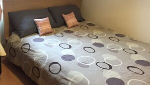 Apartment | Desk, laptop workspace - Burgess Park (London)