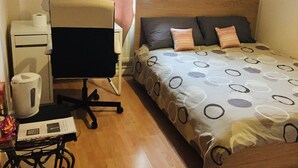 Apartment | Desk, laptop workspace - Burgess Park (London)