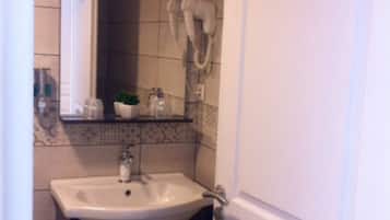 Articles de toilette gratuits, sĂšche-cheveux, serviettes fournies