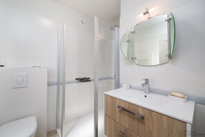 Dusche, Haartrockner, HandtĂŒcher, Seife
