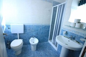 Dusche, kostenlose Toilettenartikel, Haartrockner, Bidet
