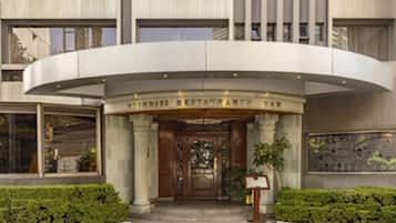 供應早餐、午餐和晚餐,當地和國際料理