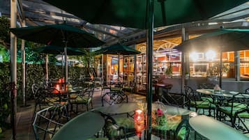 Se sirven desayunos, comidas, cenas y cocina local e internacional