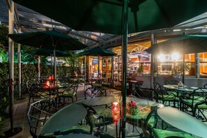 Breakfast, lunch, dinner served; local and international cuisine - Hotel Beverly (Mexico City)