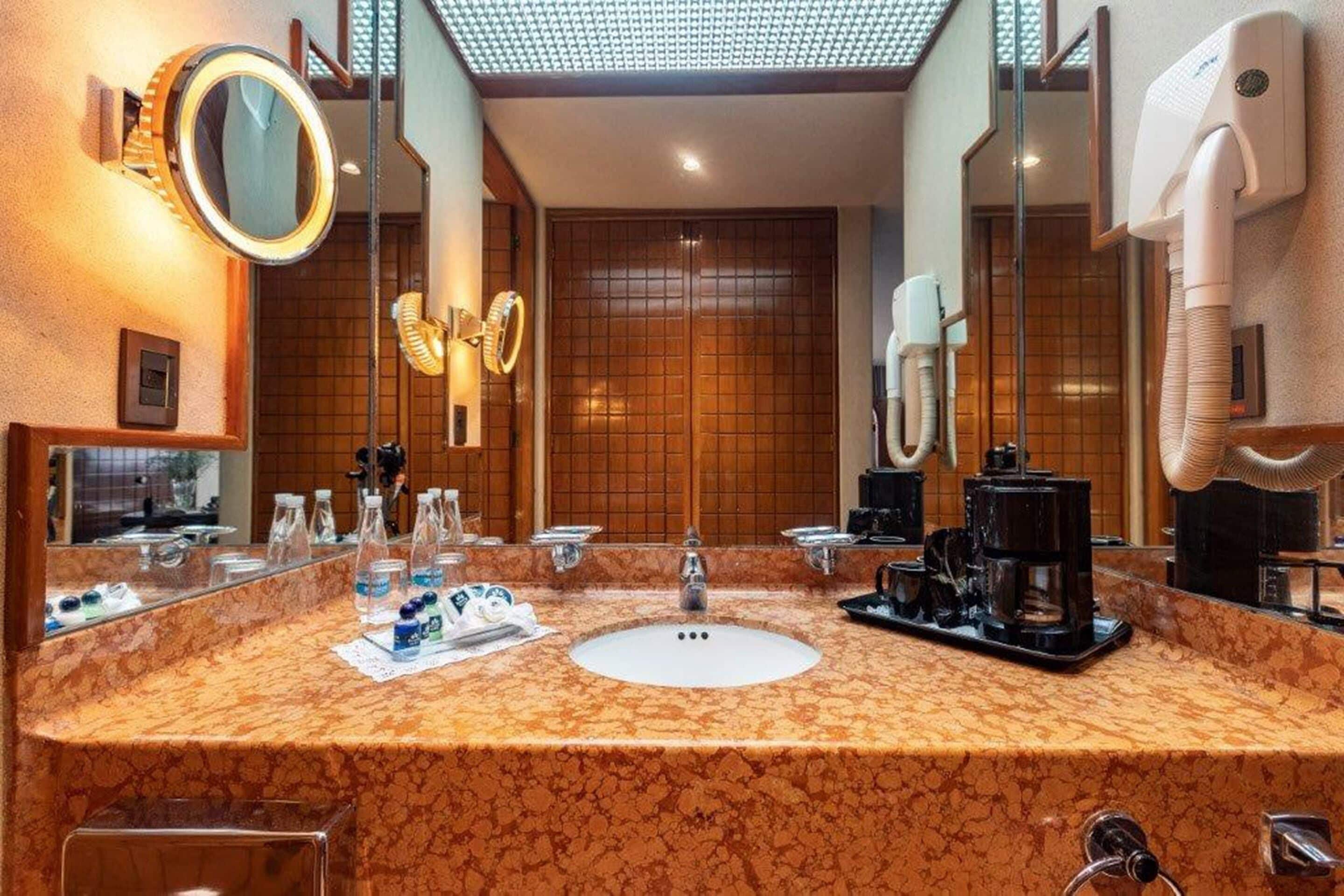 grand suite | bathroom | free toiletries, hair dryer, towels, soap