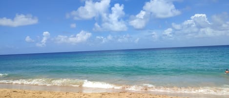 Una playa cerca, toallas de playa