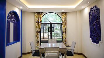 Familienvilla, Stadtblick | Wohnbereich | Flachbildfernseher