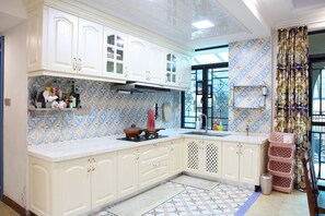 Vila família, vista para a cidade | Cozinha privada | Geladeira, micro-ondas, cooktop, panela elétrica de arroz