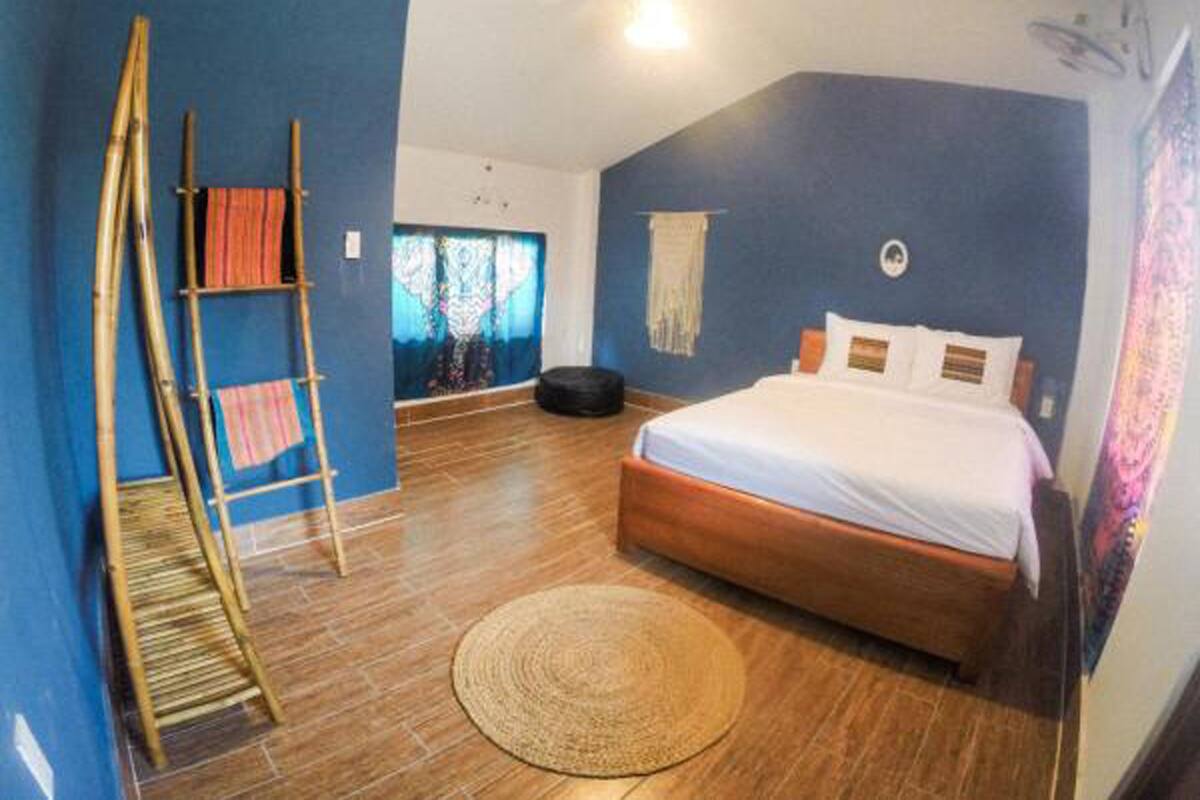 Deluxe Room | Minibar, iron/ironing board (on request), rollaway beds, free WiFi
