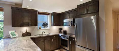 Réfrigérateur, four à micro-ondes, un four, surface de cuisson