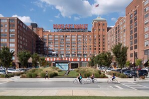 Un edificio grande de ladrillo con letrero que dice "PONCE CITY MARKET".