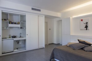 Studio Suite Kota, 1 Tempat Tidur Queen dengan tempat tidur Sofa, pemandangan kota | Seprai premium, selimut bulu angsa, busa memori, dan minibar