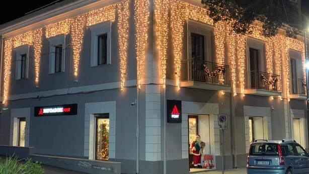 Un edificio con un letrero que dice "APOTHEKE POINT" y un árbol de Navidad afuera.
