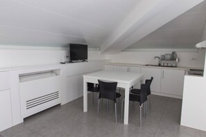 Refrigerador, placa de cocina, utensilios de cocina