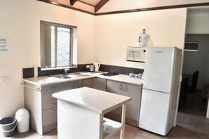 Fridge, microwave, oven, coffee/tea maker - Rarotonga Island Villa 1 (Papaaroa)