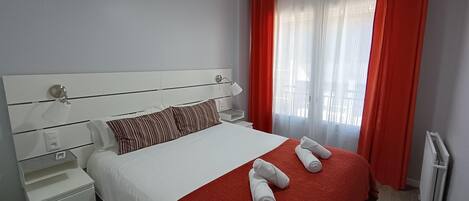 2 chambres, fer et planche à repasser, accès Internet, draps fournis