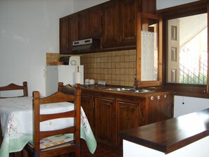 Réfrigérateur, four, batterie de cuisine, vaisselle et ustensiles