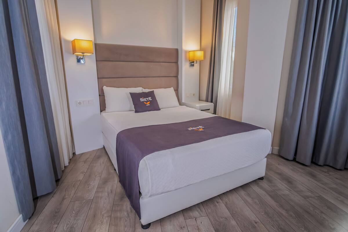 Economy Room | Minibar, in-room safe, desk, soundproofing
