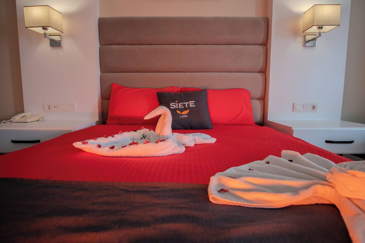 Honeymoon Room | Minibar, in-room safe, desk, soundproofing