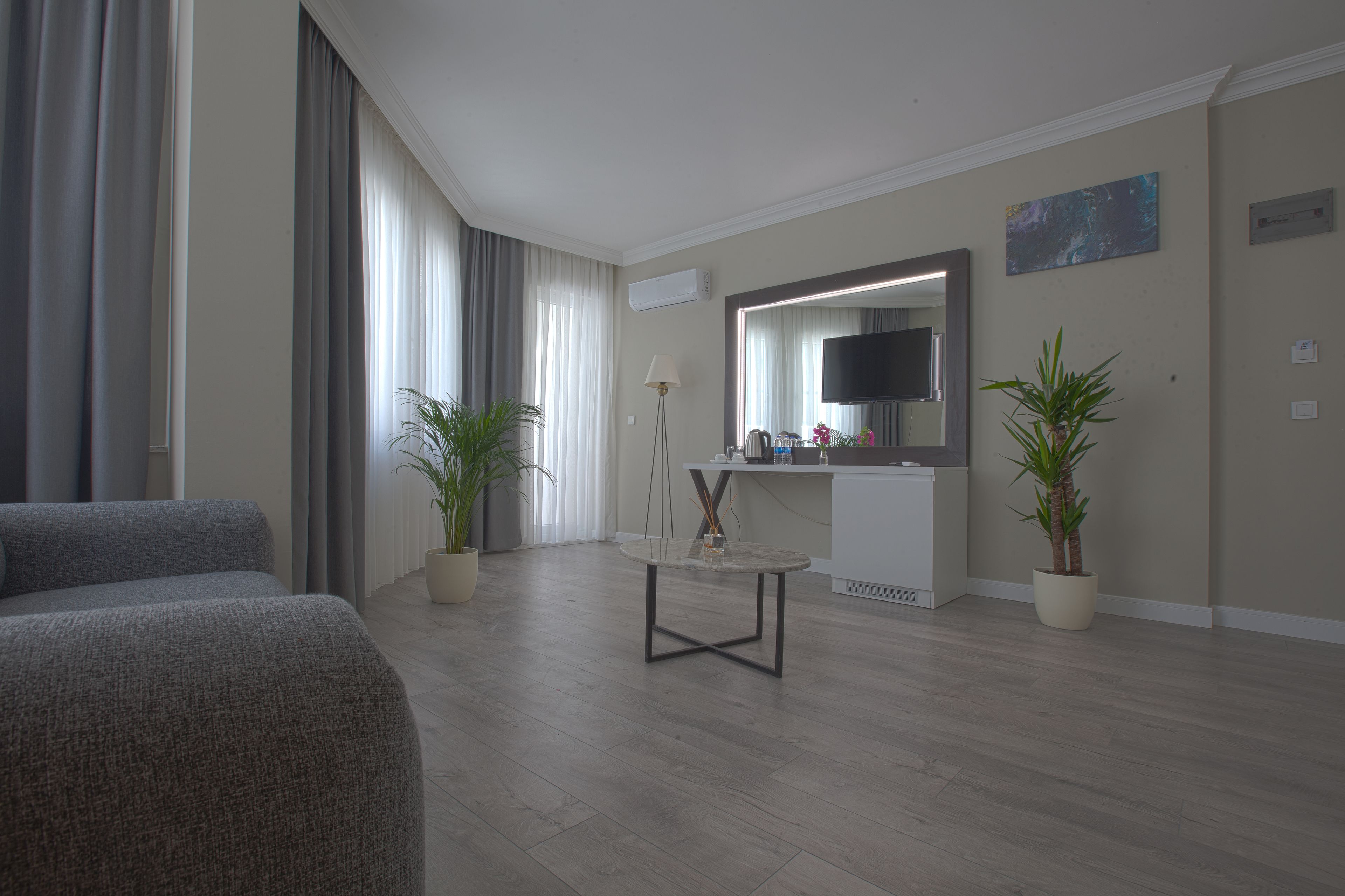 Suite, Jetted Tub | Minibar, desk, soundproofing, iron/ironing board