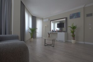 Suite, massasjebadekar | Minibar, skrivebord, lydisolert og strykejern/-brett