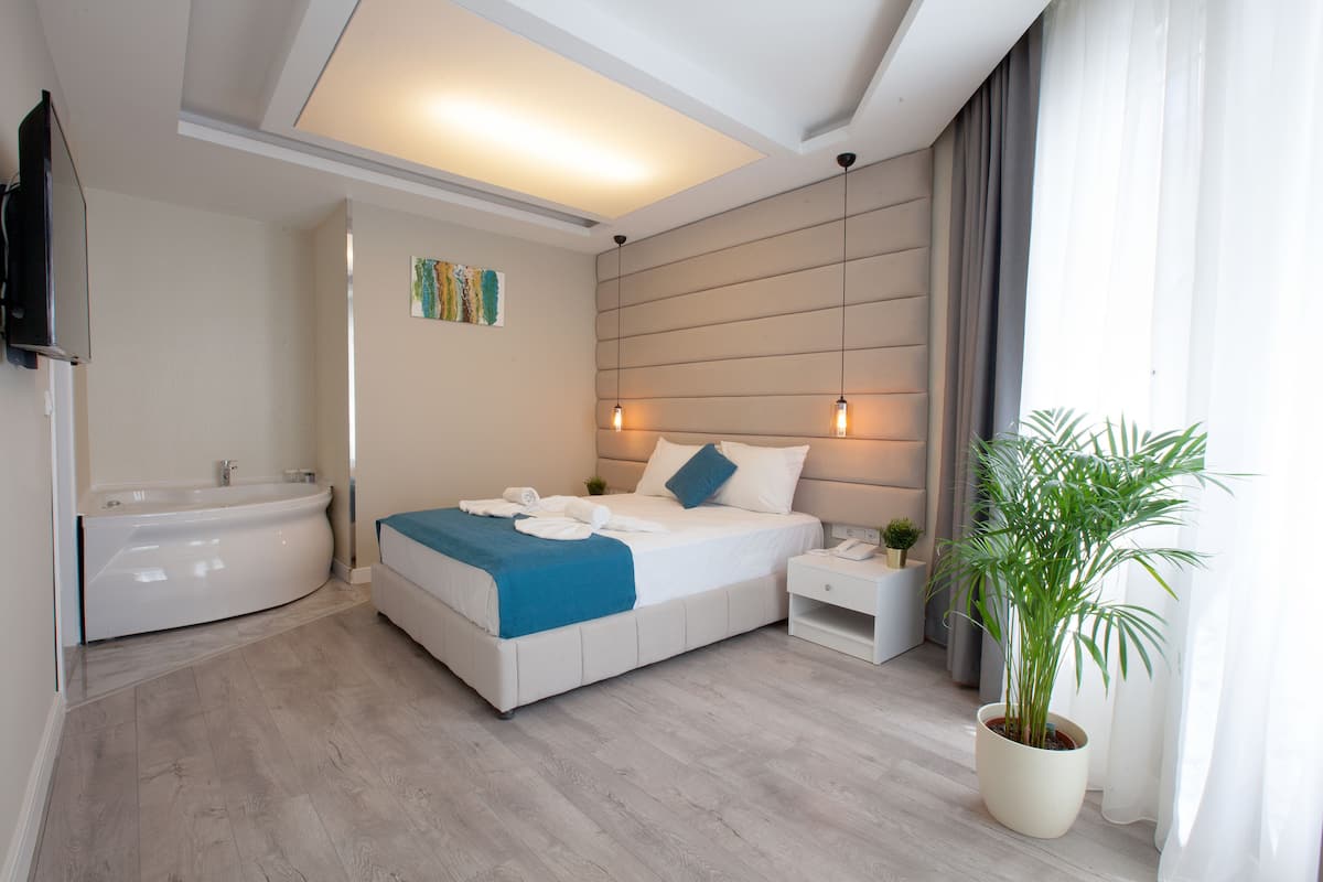 Suite, baignoire à jets | Minibar, bureau, chambres insonorisées, fer et planche à repasser