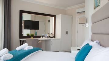Double Room | Minibar, in-room safe, desk, soundproofing