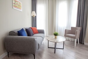 Suite Junior, pemandangan kota | Area keluarga | TV LCD