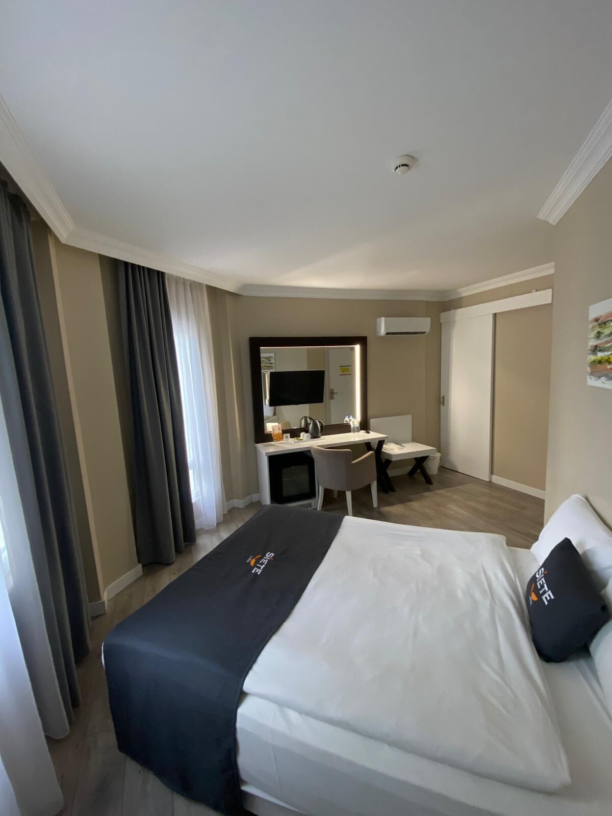 Junior suite, uitzicht op stad | Een minibar, een kluis op de kamer, een bureau, geluiddichte muren