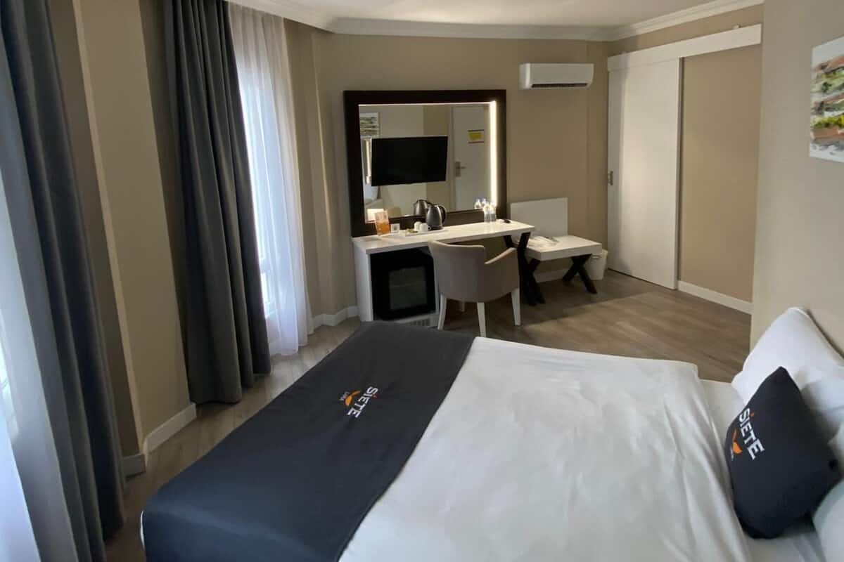 Suite junior, vista a la ciudad | Minibar, caja de seguridad en la habitación y escritorio