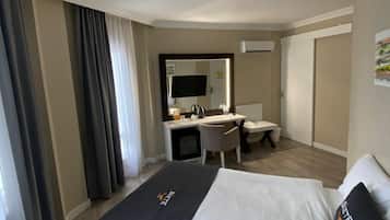 Junior suite, uitzicht op stad | Een minibar, een kluis op de kamer, een bureau, geluiddichte muren