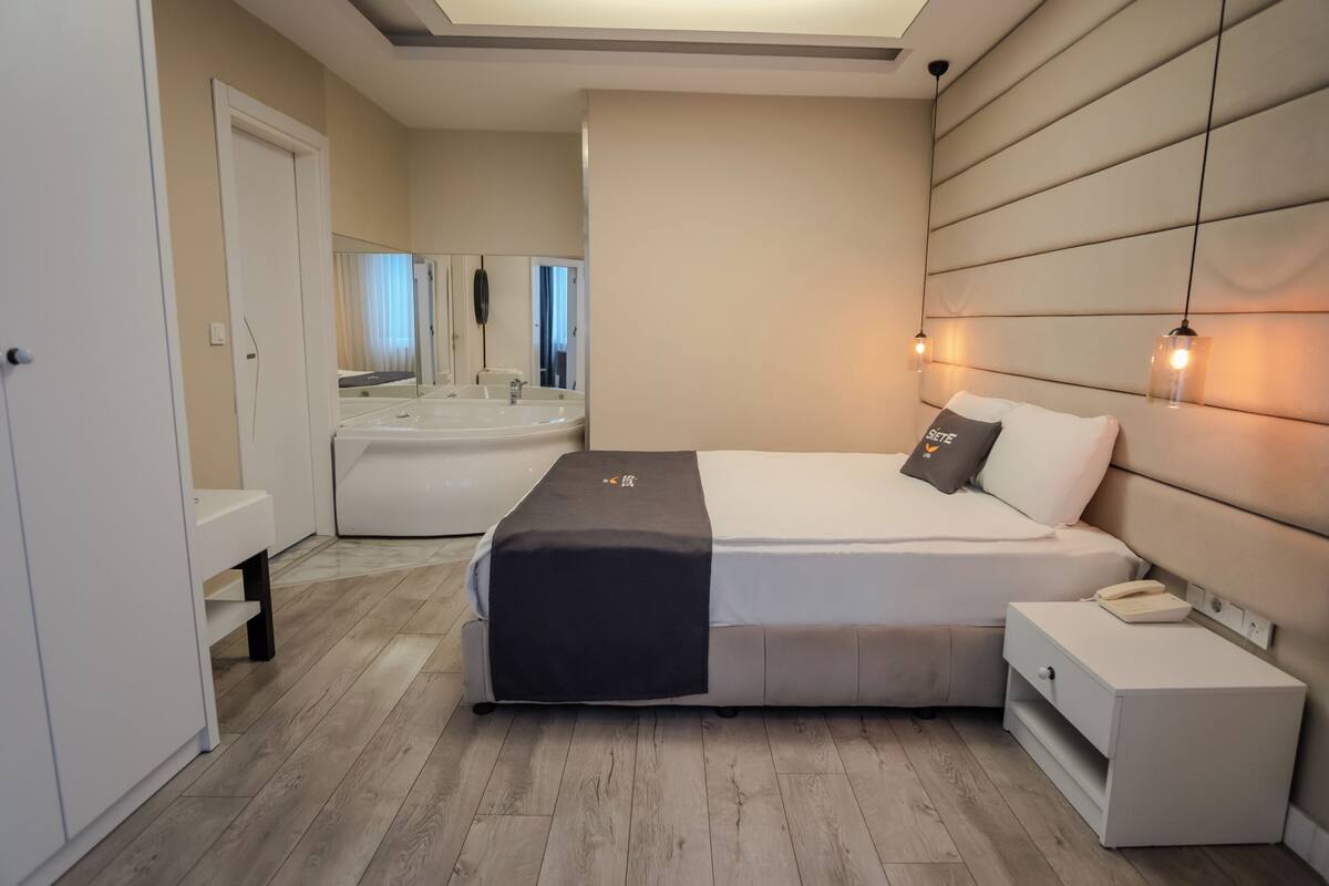 Suite, hidromasaje | Minibar, caja de seguridad en la habitación y escritorio
