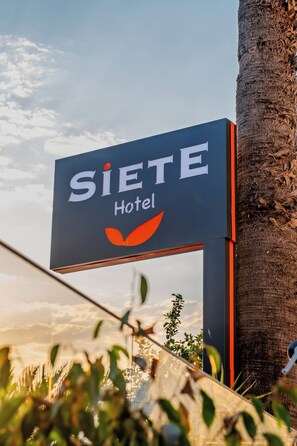 A hotel sign with the name 'Siete Hotel' and a stylized leaf logo. - Siete Hotel (Antalya)