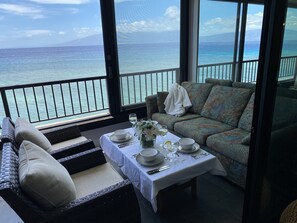 Smart-tv, bordtennisbord, bøger, musikbibliotek